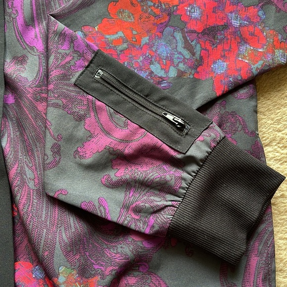 ➕ Fabletica Light Jacket Size Medium - Picture 4 of 12